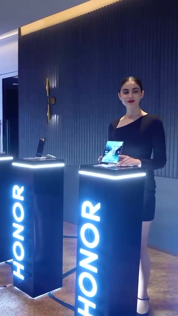 HONOR devices displayed on illuminated branded plinths