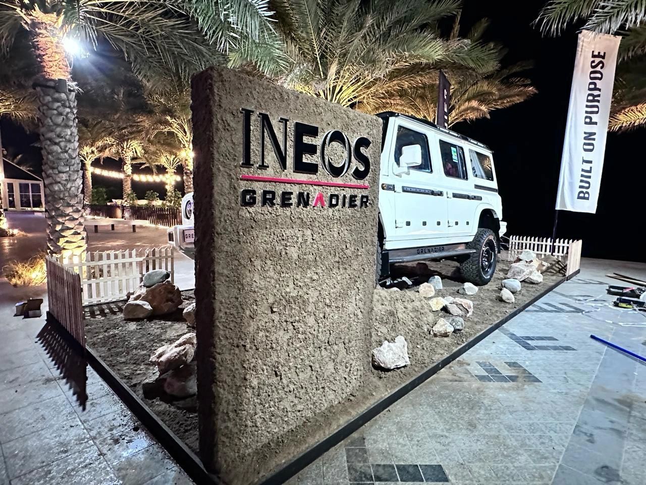 مساحة عرض INEOS Grenadier مع هيكل مصنّع وإضاءة مسائية